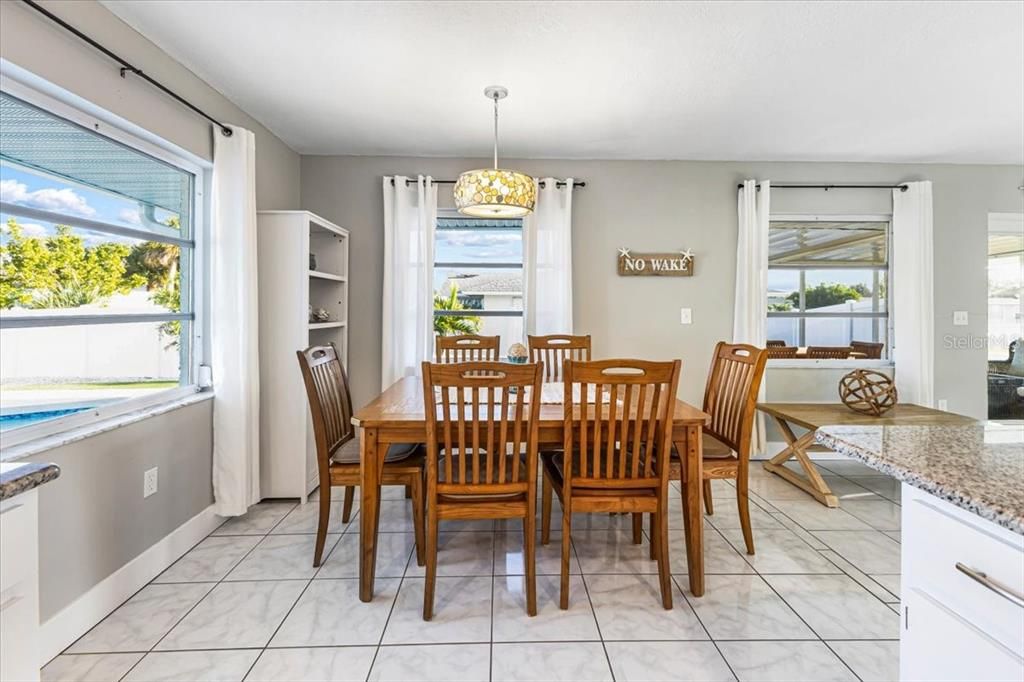 На продажу: $399,900 (2 спален, 2 ванн, 1681 Квадратных фут)