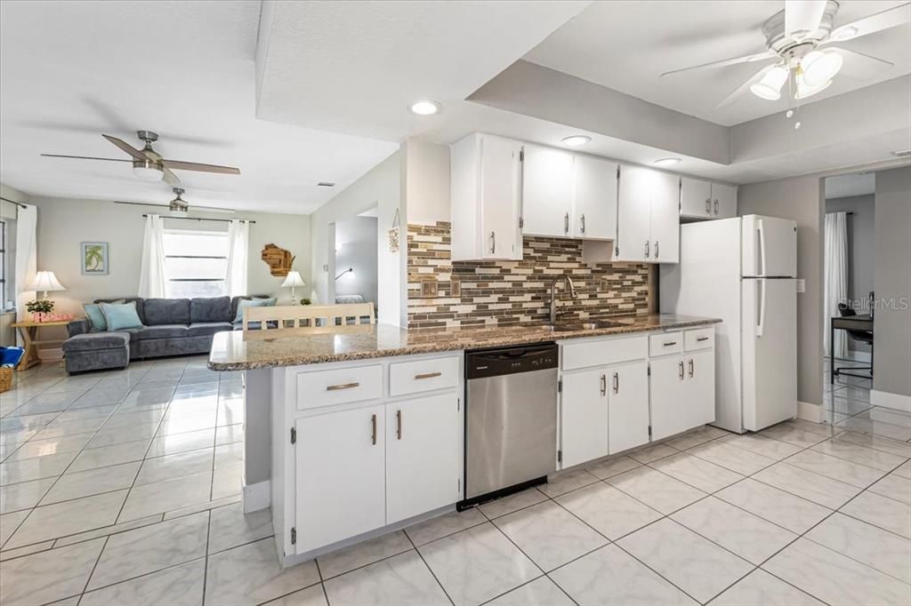 На продажу: $399,900 (2 спален, 2 ванн, 1681 Квадратных фут)