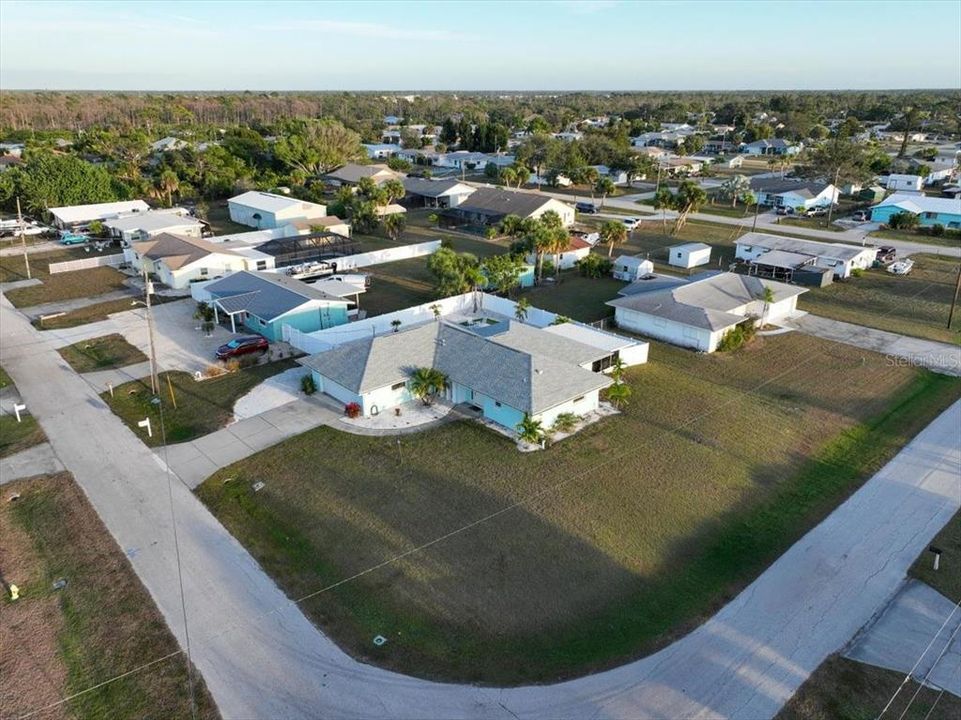 На продажу: $399,900 (2 спален, 2 ванн, 1681 Квадратных фут)