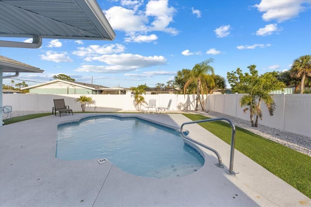 На продажу: $399,900 (2 спален, 2 ванн, 1681 Квадратных фут)