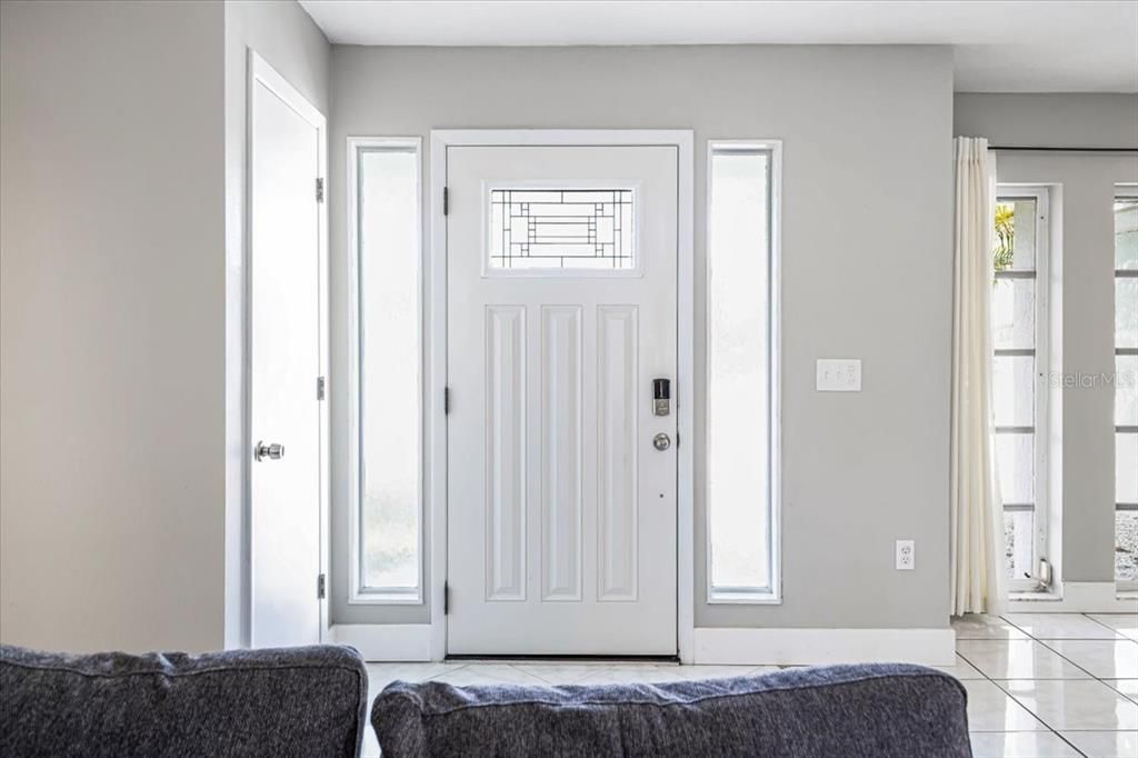 На продажу: $399,900 (2 спален, 2 ванн, 1681 Квадратных фут)