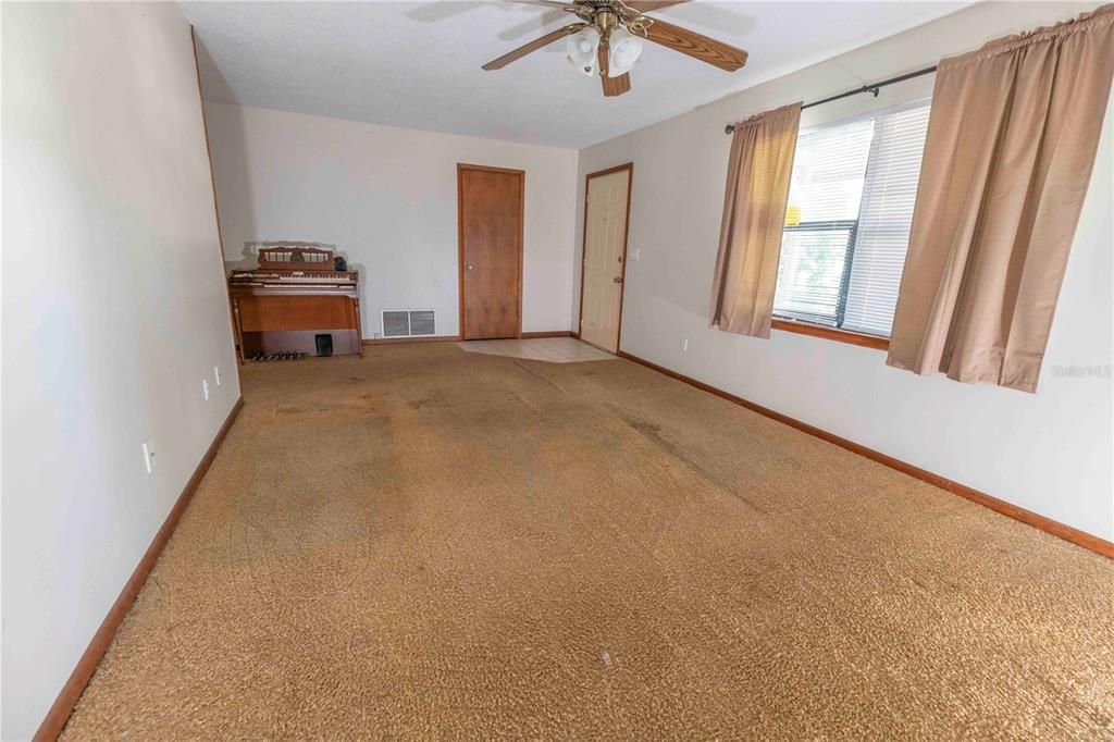 For Sale: $189,900 (3 beds, 2 baths, 1090 Square Feet)