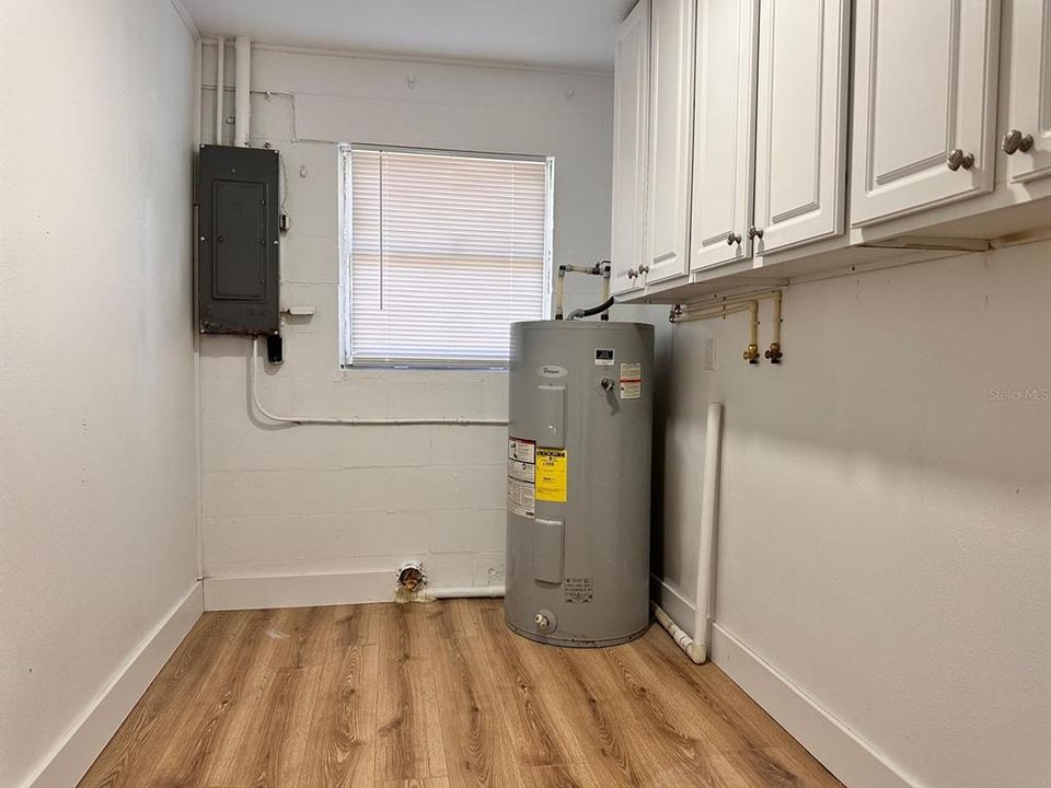 待售: $325,000 (4 贝兹, 2 浴室, 1981 平方英尺)