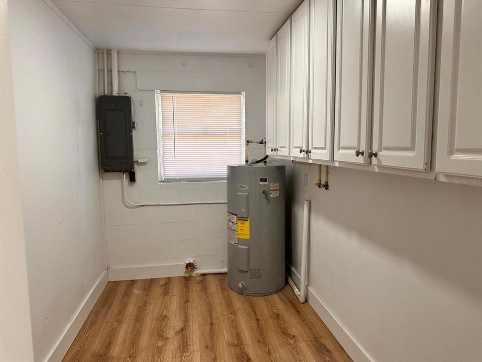 待售: $325,000 (4 贝兹, 2 浴室, 1981 平方英尺)