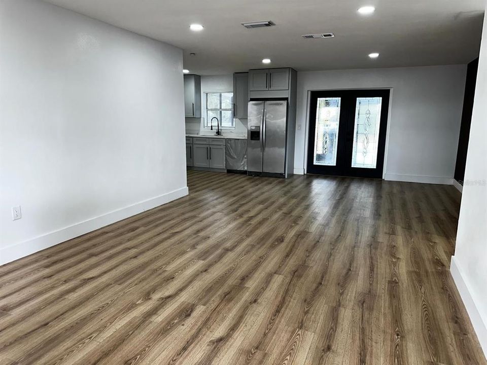 待售: $325,000 (4 贝兹, 2 浴室, 1981 平方英尺)