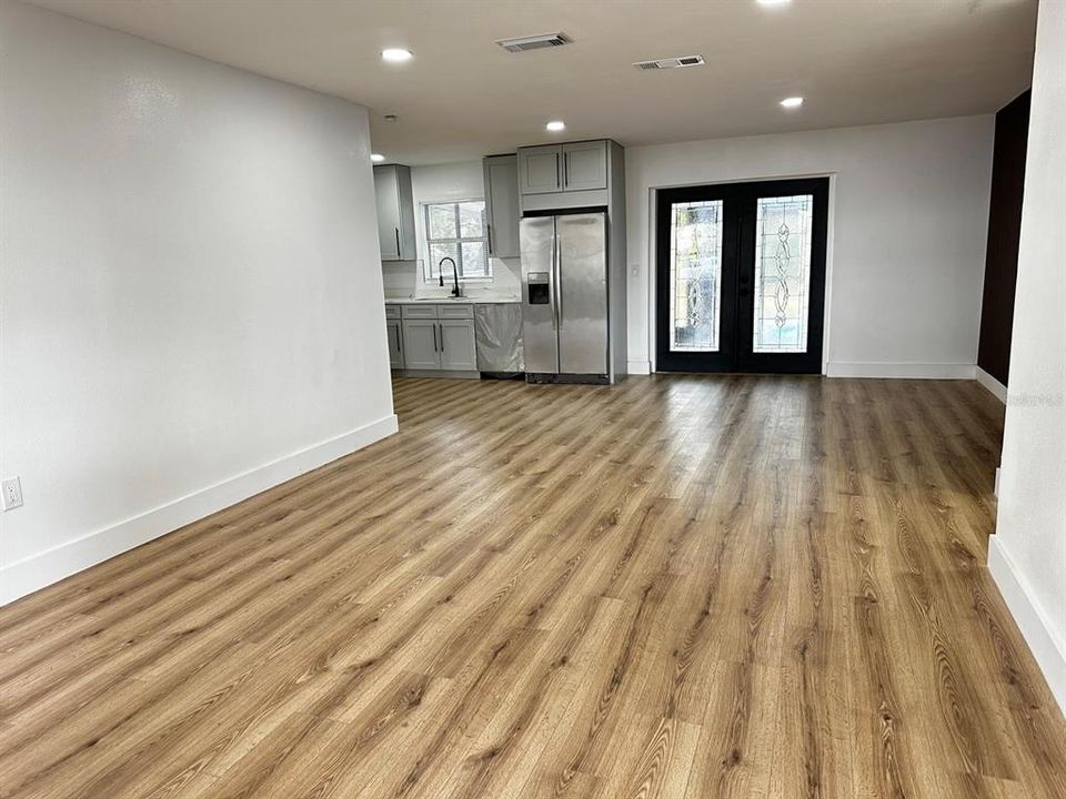 待售: $325,000 (4 贝兹, 2 浴室, 1981 平方英尺)