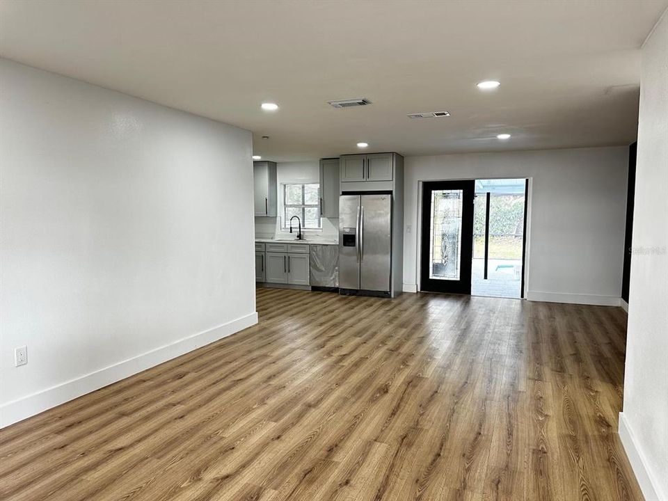 待售: $325,000 (4 贝兹, 2 浴室, 1981 平方英尺)