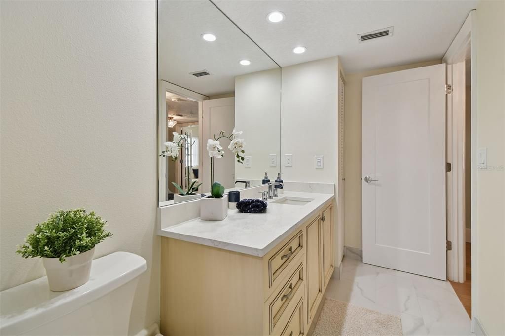 For Sale: $1,150,000 (2 beds, 2 baths, 1390 Square Feet)