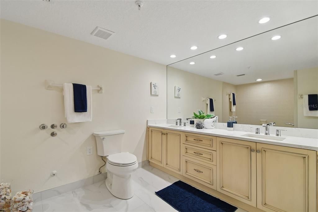 For Sale: $1,150,000 (2 beds, 2 baths, 1390 Square Feet)