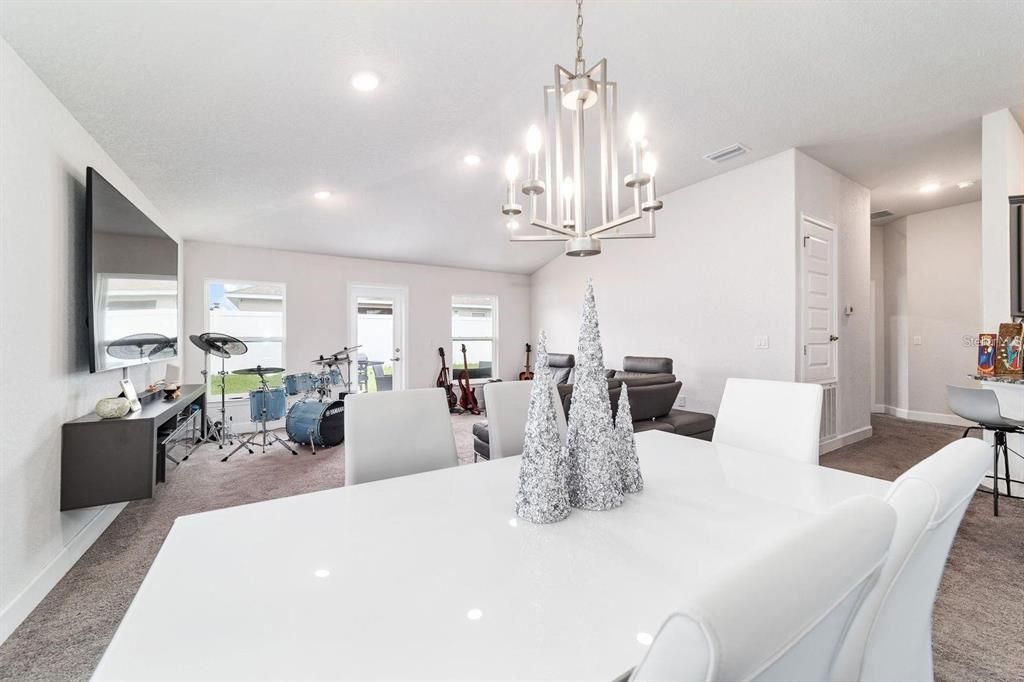 For Sale: $309,900 (4 beds, 2 baths, 1608 Square Feet)