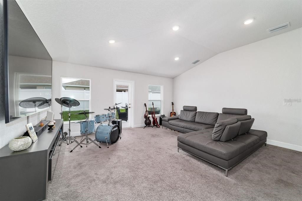 For Sale: $309,900 (4 beds, 2 baths, 1608 Square Feet)