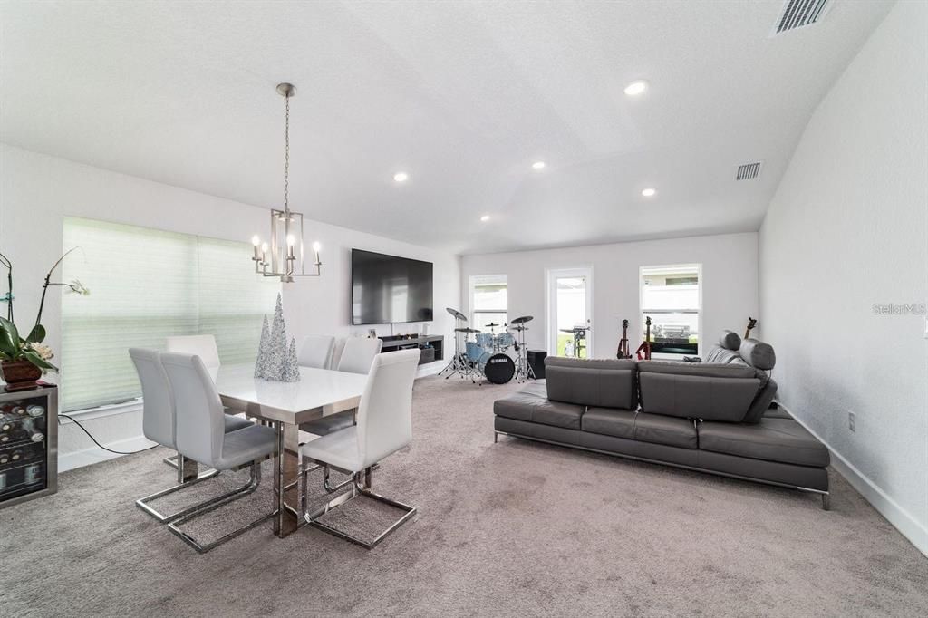 For Sale: $309,900 (4 beds, 2 baths, 1608 Square Feet)