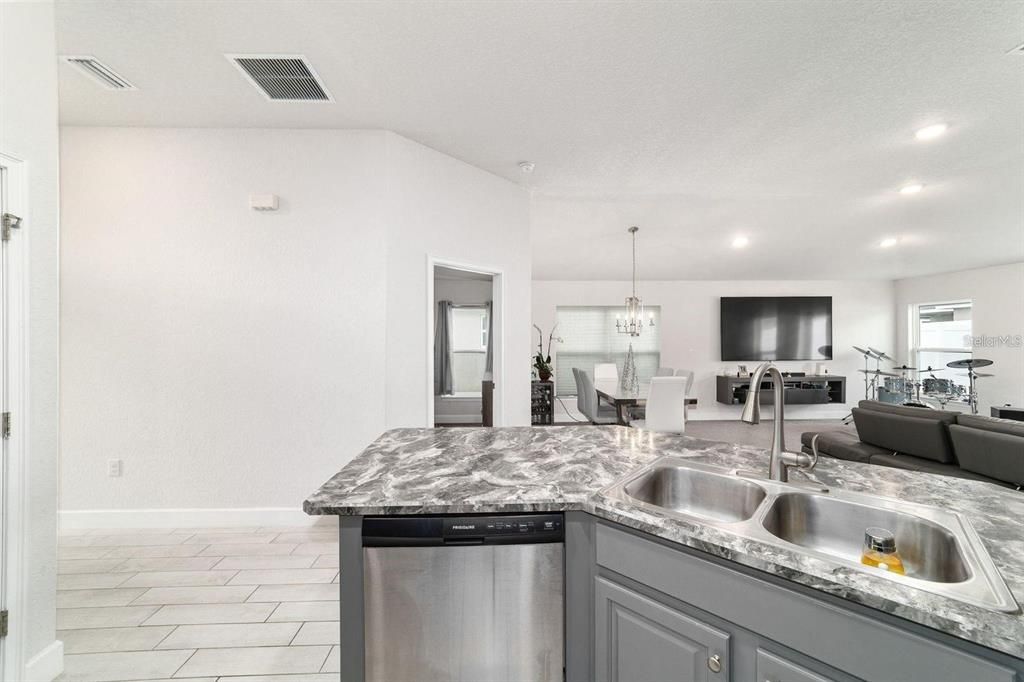 For Sale: $309,900 (4 beds, 2 baths, 1608 Square Feet)