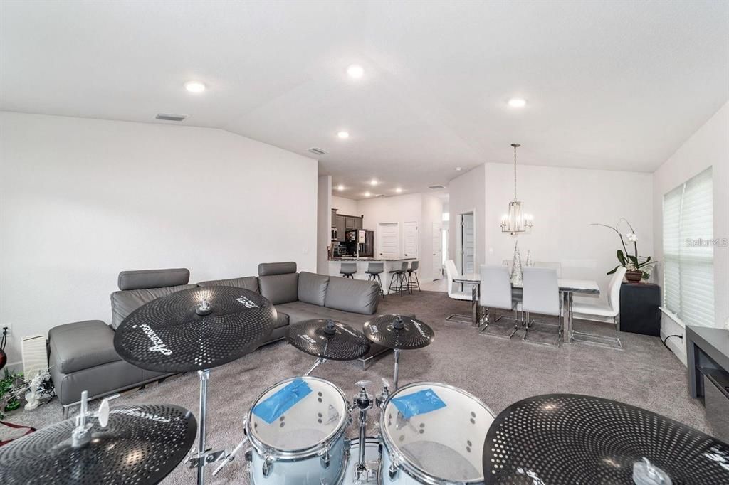 For Sale: $309,900 (4 beds, 2 baths, 1608 Square Feet)