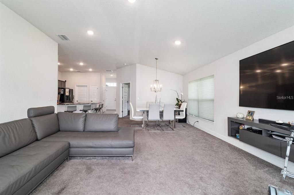 For Sale: $309,900 (4 beds, 2 baths, 1608 Square Feet)