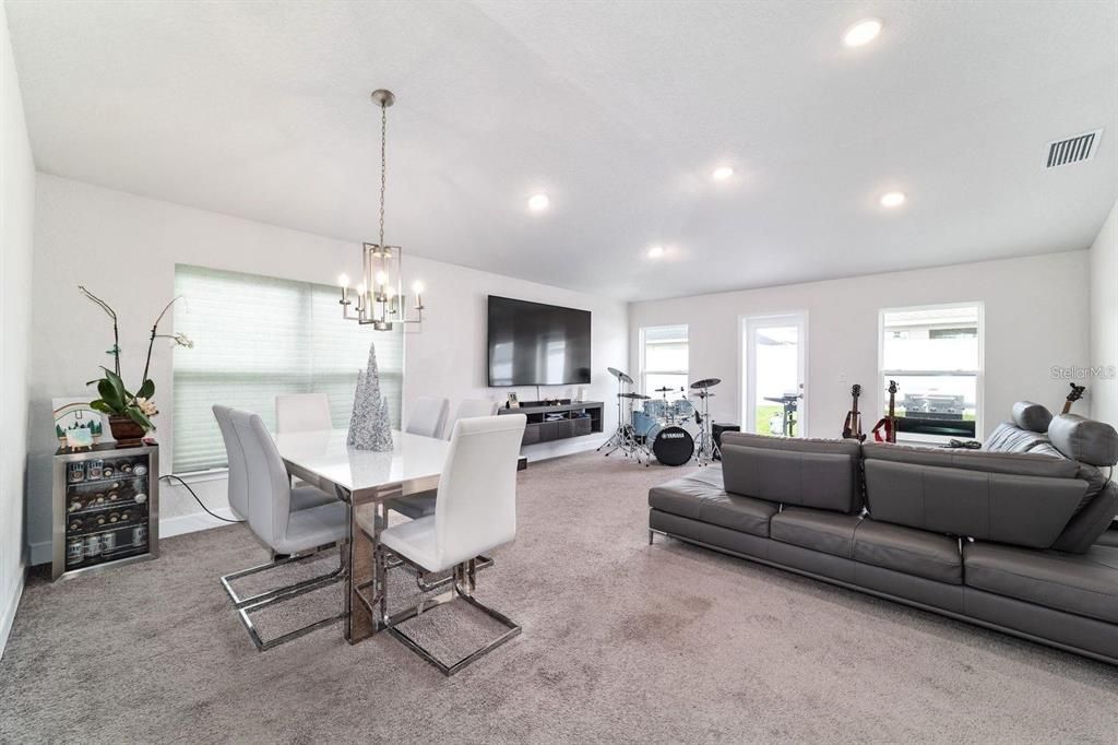 For Sale: $309,900 (4 beds, 2 baths, 1608 Square Feet)