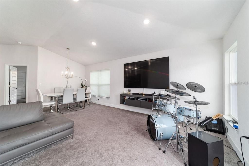 For Sale: $309,900 (4 beds, 2 baths, 1608 Square Feet)