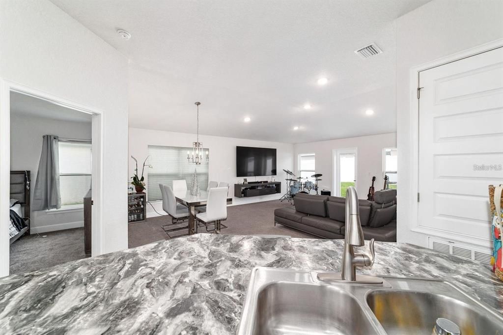 For Sale: $309,900 (4 beds, 2 baths, 1608 Square Feet)