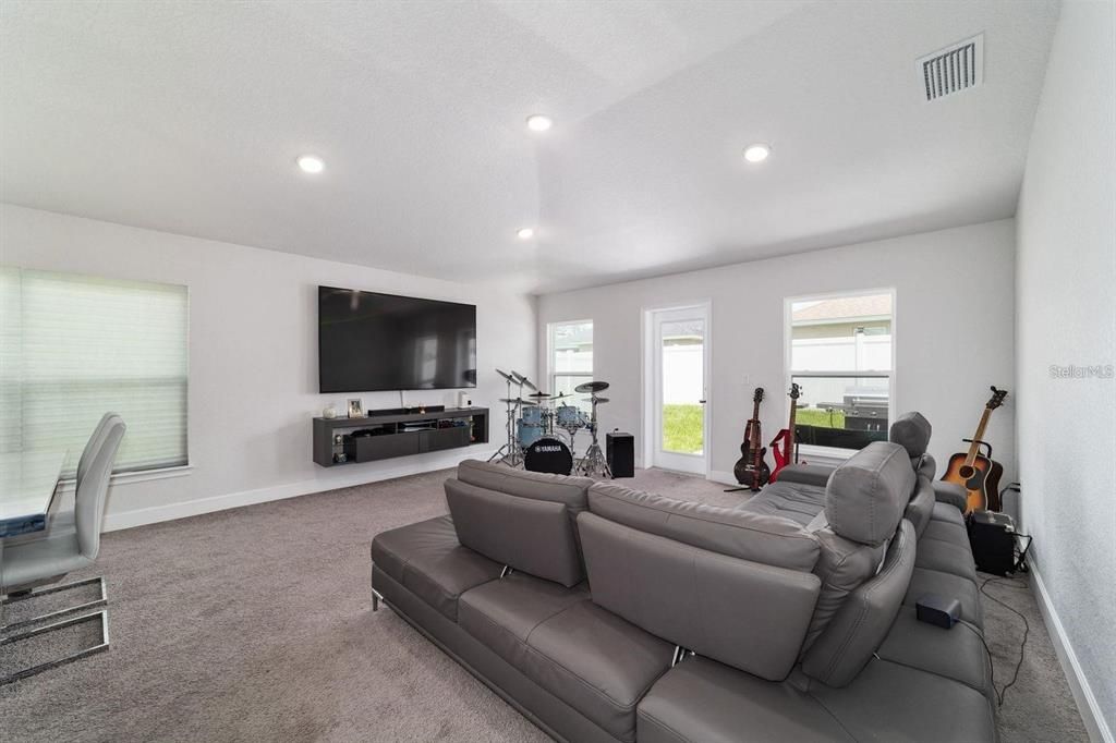 For Sale: $309,900 (4 beds, 2 baths, 1608 Square Feet)