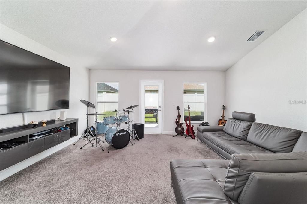 For Sale: $309,900 (4 beds, 2 baths, 1608 Square Feet)