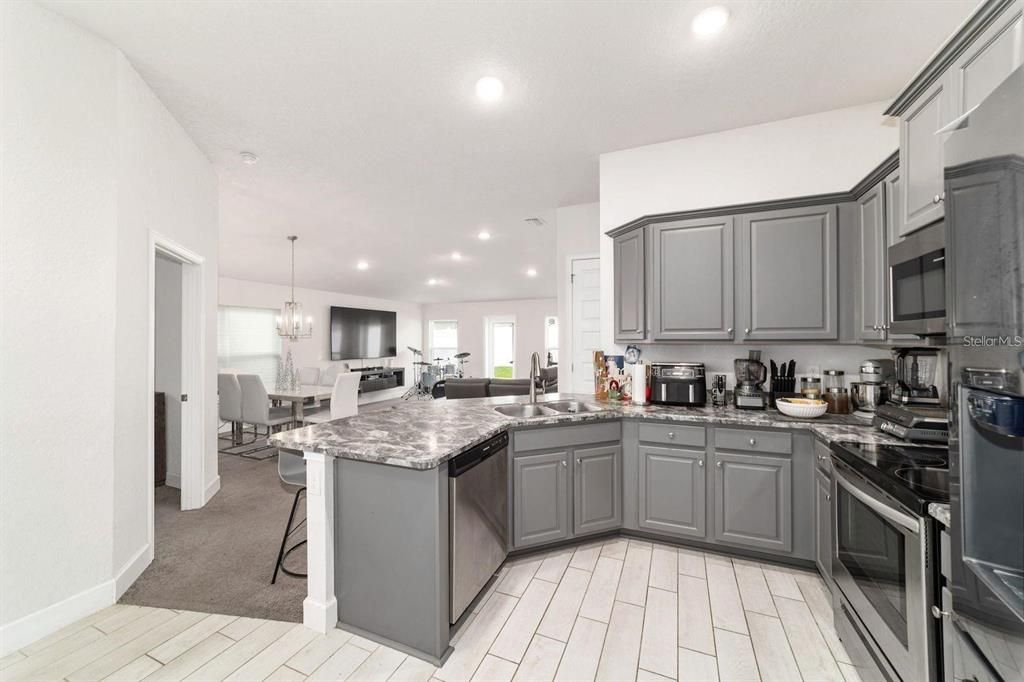 For Sale: $309,900 (4 beds, 2 baths, 1608 Square Feet)