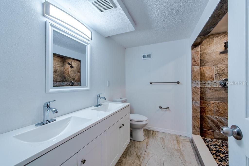 待售: $625,000 (7 贝兹, 0 浴室, 3564 平方英尺)