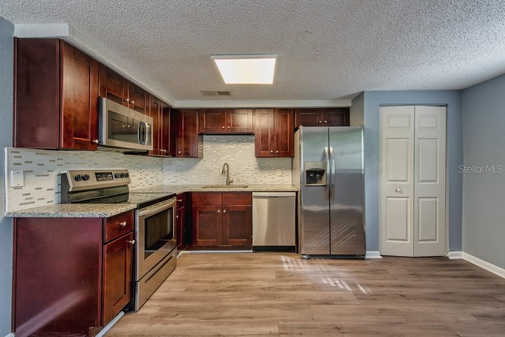 待售: $625,000 (7 贝兹, 0 浴室, 3564 平方英尺)