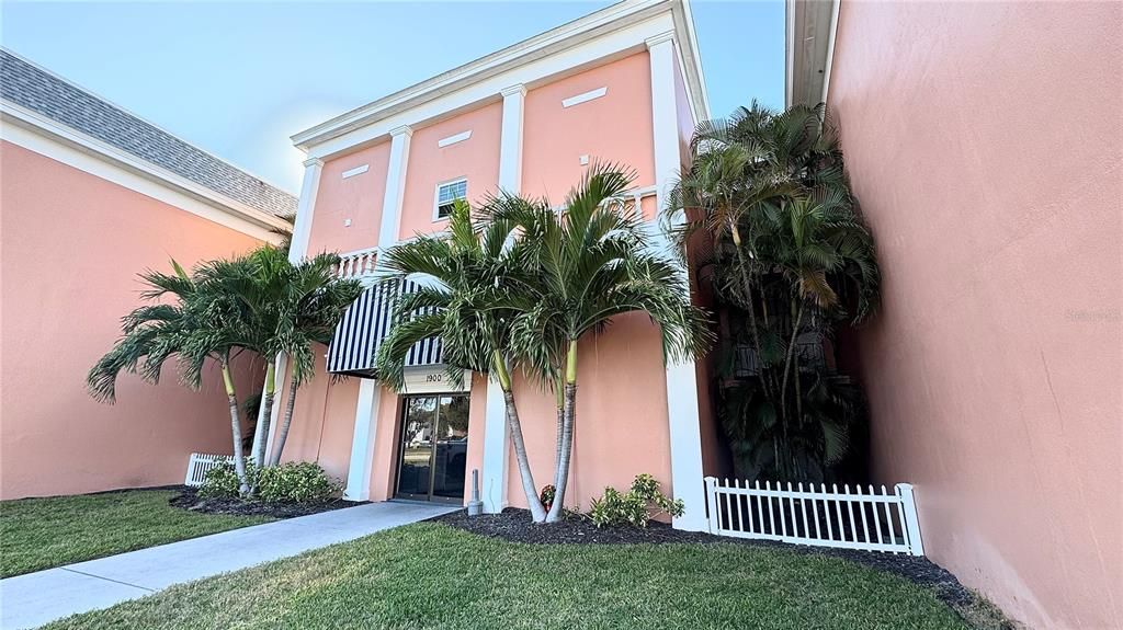 For Sale: $120,000 (1 beds, 1 baths, 900 Square Feet)