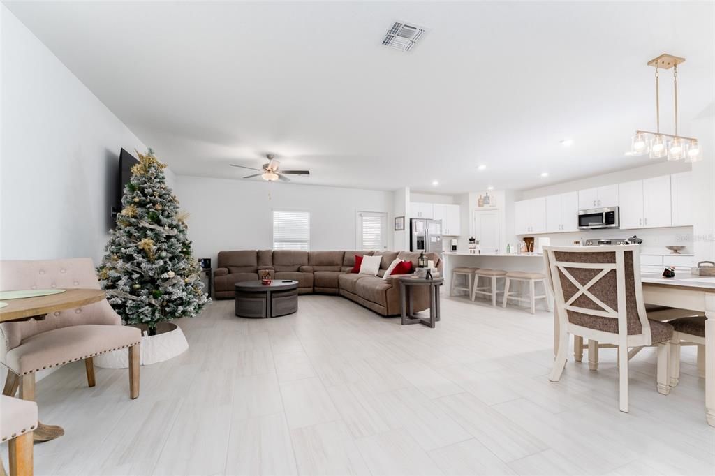 For Sale: $425,000 (5 beds, 2 baths, 2264 Square Feet)