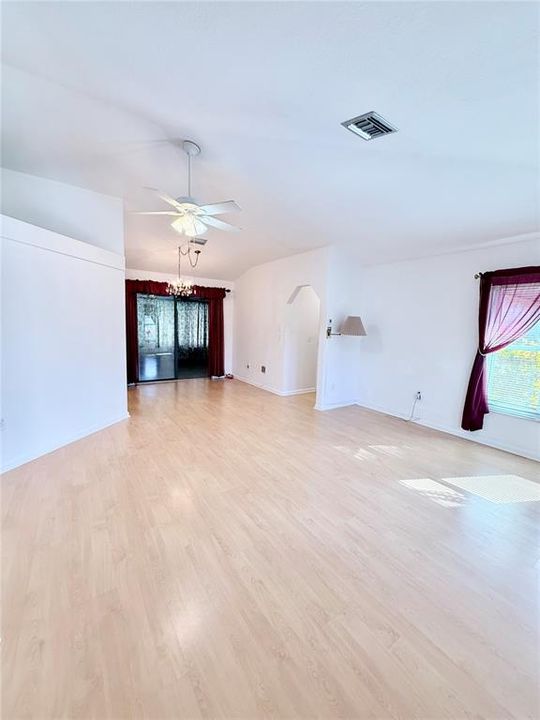 For Sale: $229,900 (2 beds, 2 baths, 1094 Square Feet)