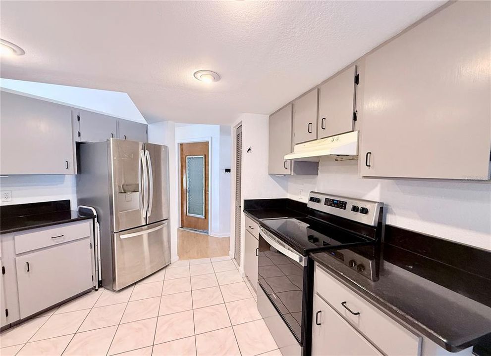 For Sale: $229,900 (2 beds, 2 baths, 1094 Square Feet)