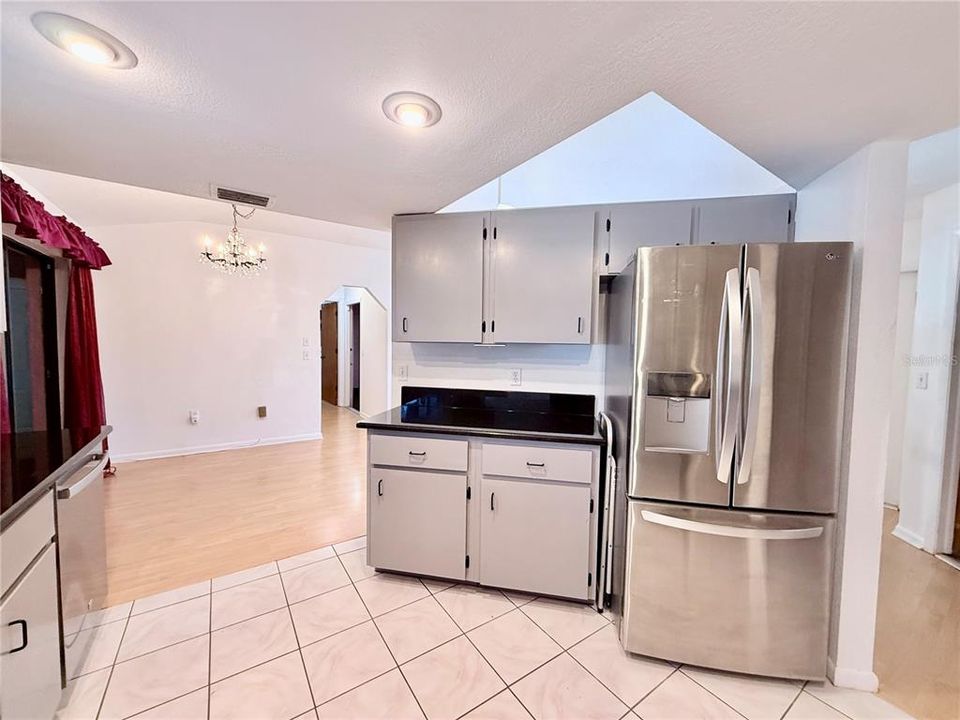 For Sale: $229,900 (2 beds, 2 baths, 1094 Square Feet)