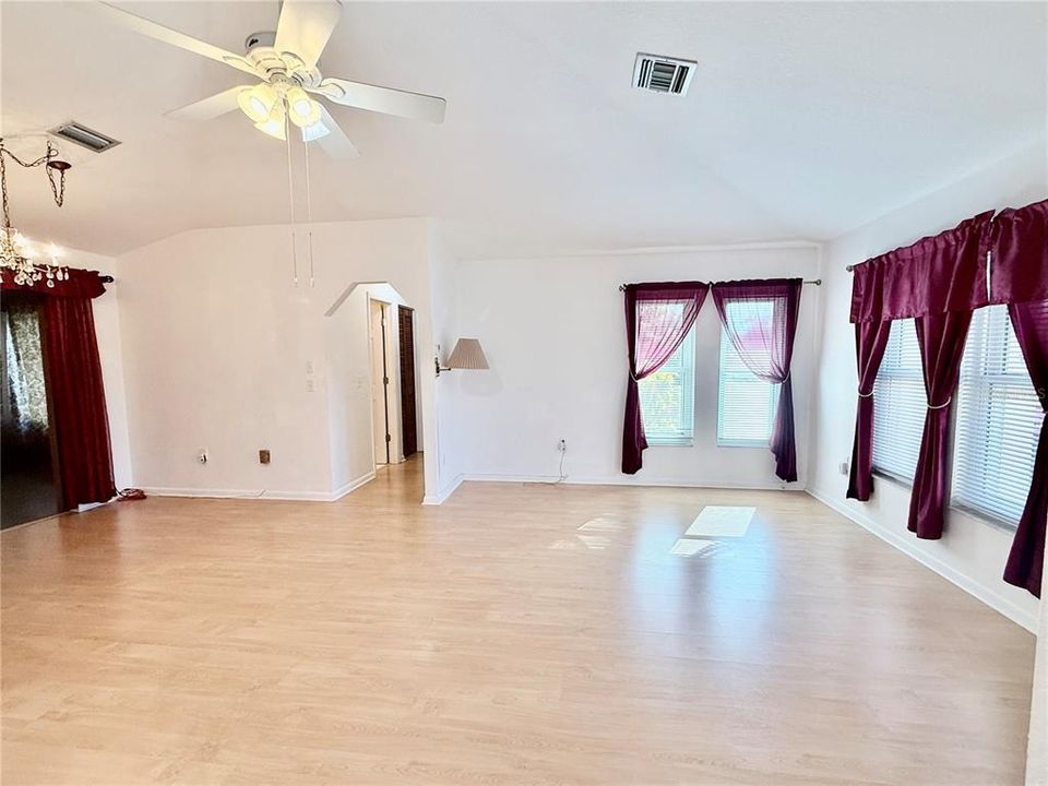 For Sale: $229,900 (2 beds, 2 baths, 1094 Square Feet)