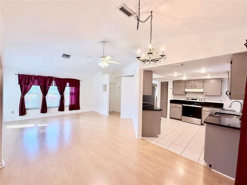 For Sale: $229,900 (2 beds, 2 baths, 1094 Square Feet)