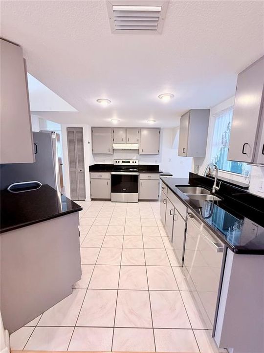 For Sale: $229,900 (2 beds, 2 baths, 1094 Square Feet)