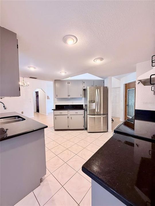 For Sale: $229,900 (2 beds, 2 baths, 1094 Square Feet)