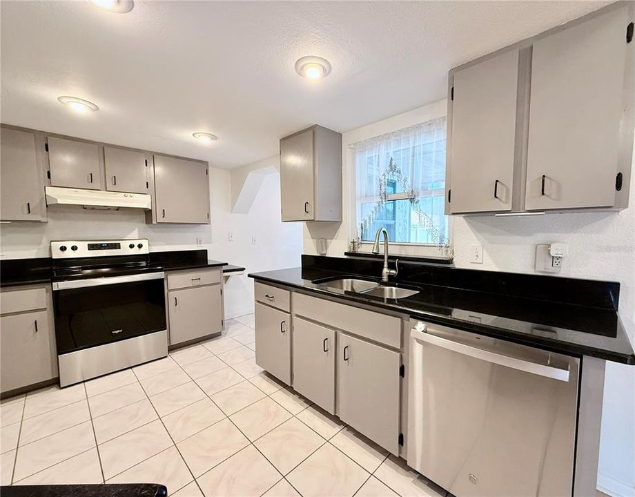 For Sale: $229,900 (2 beds, 2 baths, 1094 Square Feet)