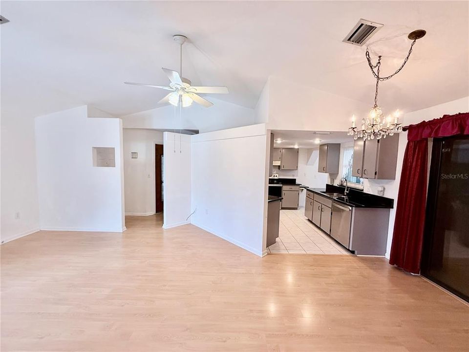For Sale: $229,900 (2 beds, 2 baths, 1094 Square Feet)