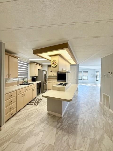 На продажу: $165,000 (2 спален, 2 ванн, 1440 Квадратных фут)