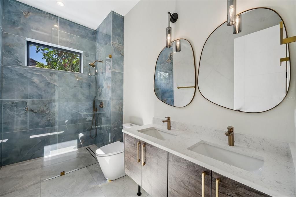 待售: $1,749,000 (5 贝兹, 4 浴室, 3701 平方英尺)