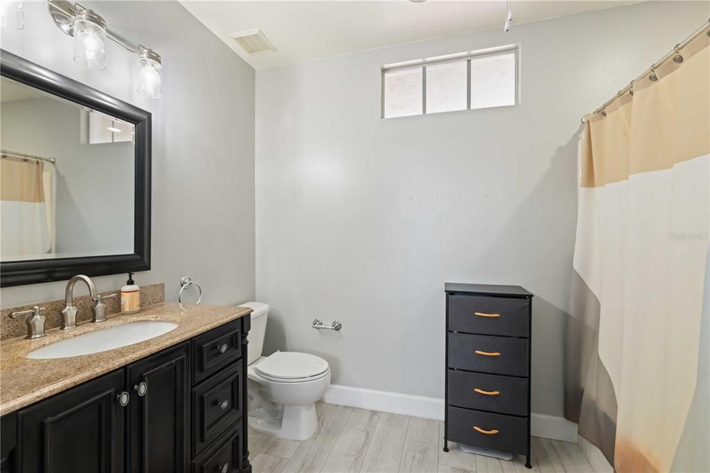 待售: $194,900 (1 贝兹, 1 浴室, 1032 平方英尺)