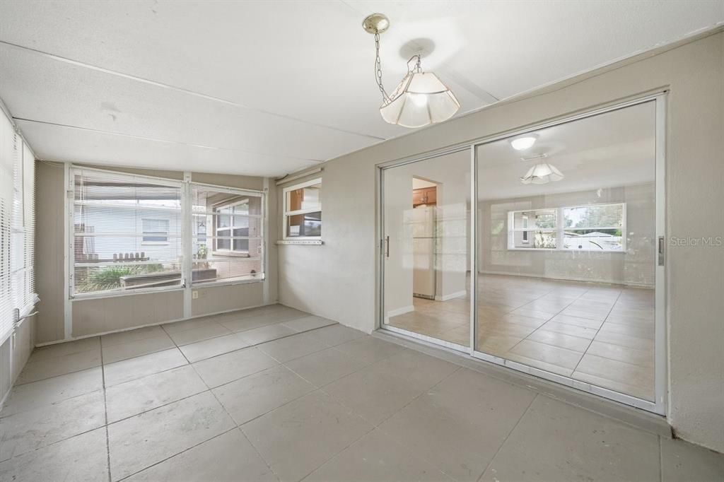 For Sale: $300,000 (2 beds, 2 baths, 1075 Square Feet)