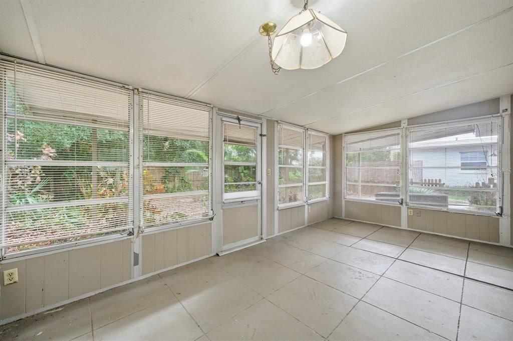 For Sale: $300,000 (2 beds, 2 baths, 1075 Square Feet)