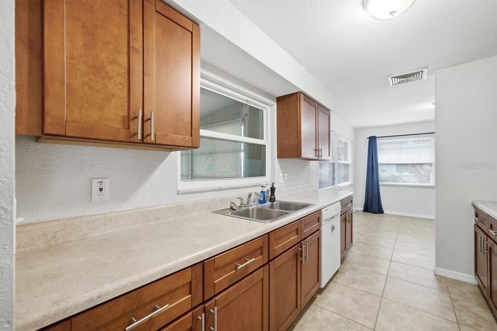 For Sale: $300,000 (2 beds, 2 baths, 1075 Square Feet)