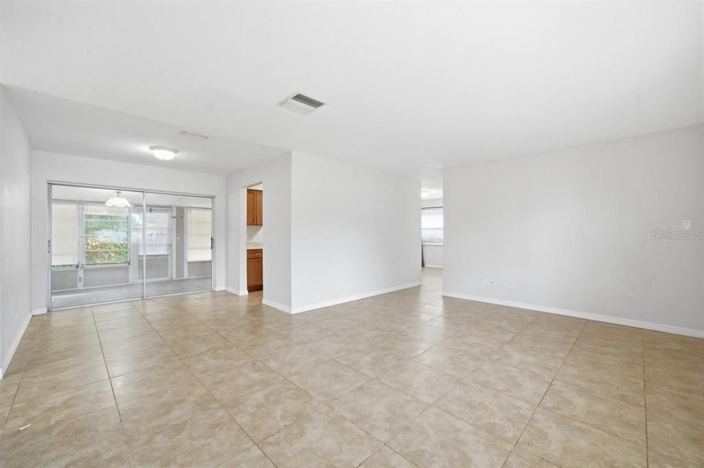 For Sale: $300,000 (2 beds, 2 baths, 1075 Square Feet)