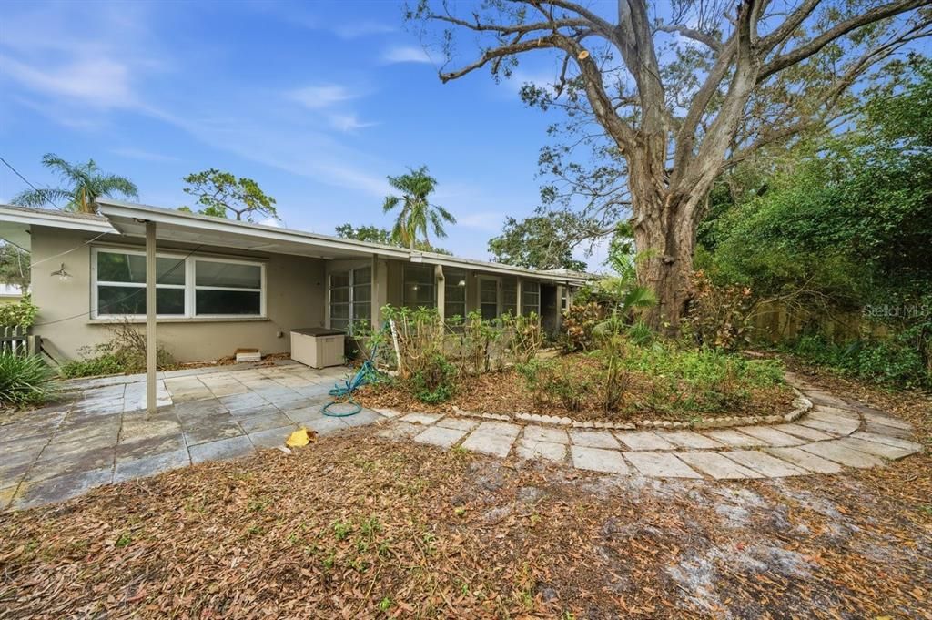 For Sale: $300,000 (2 beds, 2 baths, 1075 Square Feet)