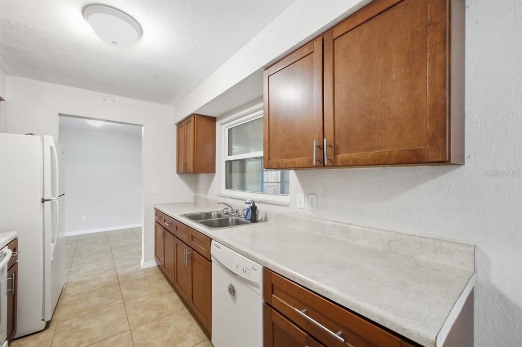 For Sale: $300,000 (2 beds, 2 baths, 1075 Square Feet)