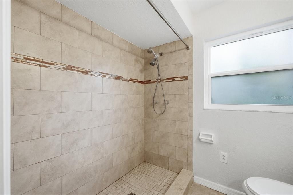 For Sale: $300,000 (2 beds, 2 baths, 1075 Square Feet)