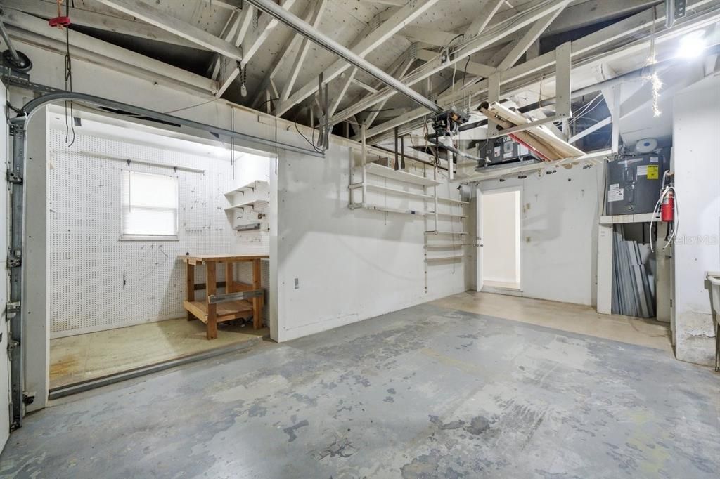 For Sale: $300,000 (2 beds, 2 baths, 1075 Square Feet)