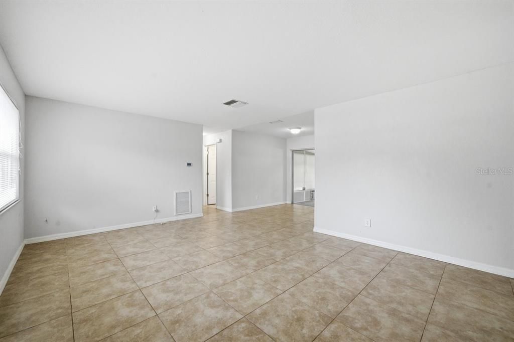 For Sale: $300,000 (2 beds, 2 baths, 1075 Square Feet)